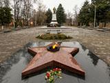 Зеленоградск, Мемориальный комплекс на братской могиле советских воинов и городской сквер